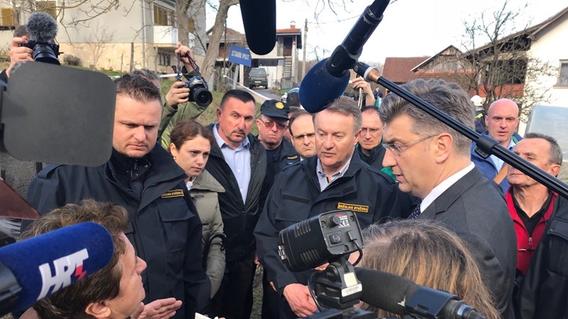 Predsjednik Vlade u Hrvatskoj Kostajnici: Osigurat ćemo smještaj ljudima i pomoći u rekonstrukciji njihovih kuća 